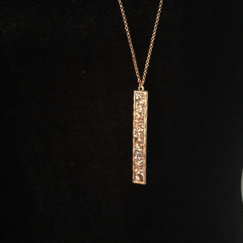 Long gold tone crushed stone peach bar necklace - Picture 5 of 6